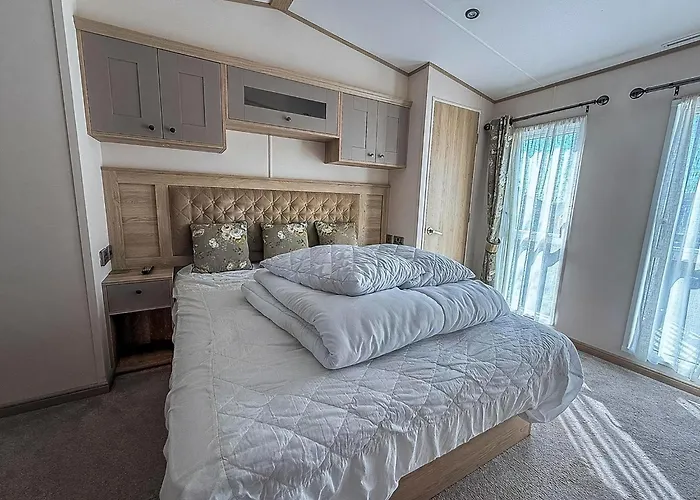 Beautiful Lodge At Manor Park In Hunstanton Ref 23018K